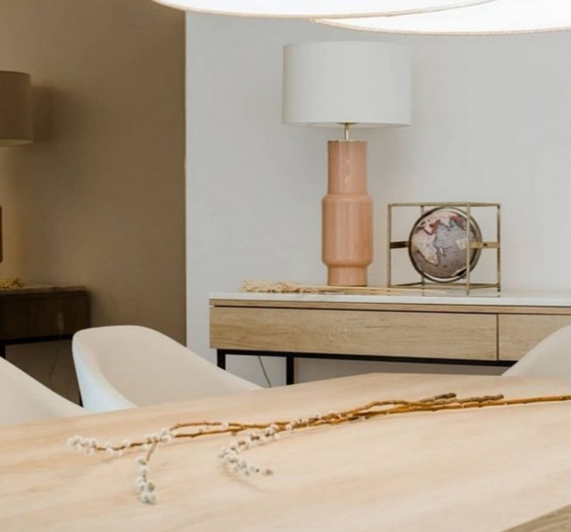 Her er lampen vist med Nude armatur farge, messing/gullfarget metall og hvit lampeskjerm