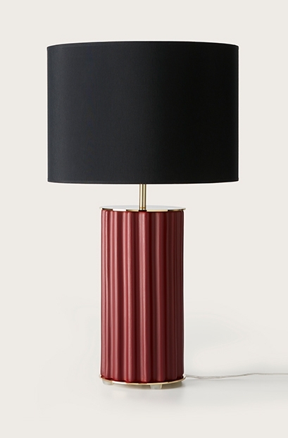 Her er lampen vist med Maroon armatur farge, messing/gullfarget metall og sort lampeskjerm