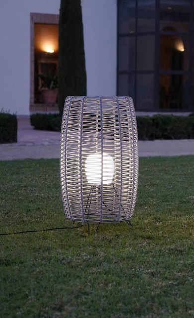 Tekstil farge i sølv. Lampe struktur i hvit og gulvben i sort farge