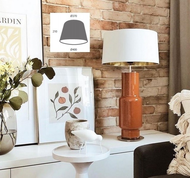 Her er lampen vist med Natural Clay armatur farge, gullfarget metall og lampeskjerm i hvit/gullfarget med egen kurvatur