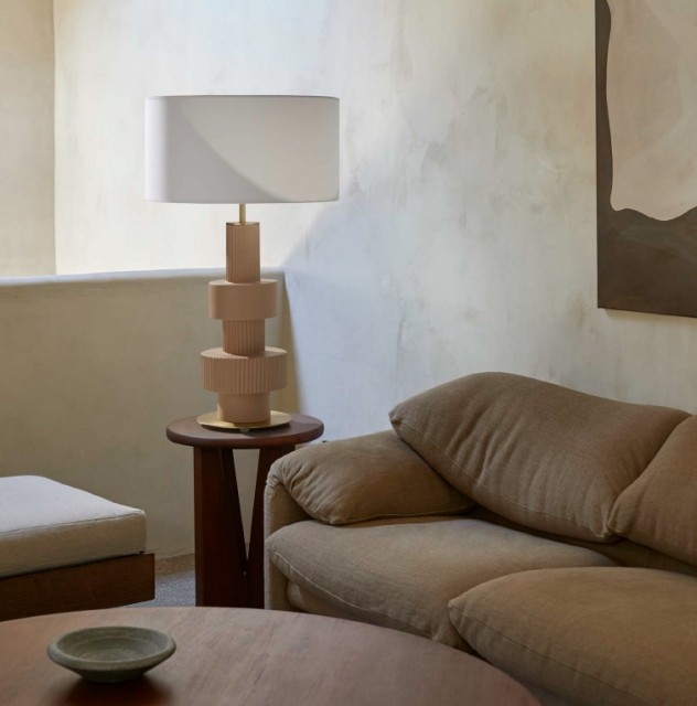 Her er lampen vist med Silhouette armatur farge, Matt gullfarget metall og Hvit lampeskjerm