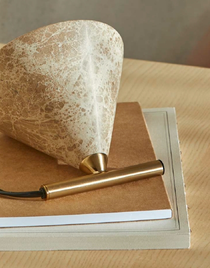 Her vises lampen med messing bordfot