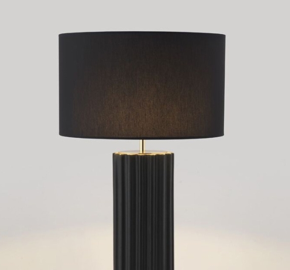 Her er lampen vist med Sort armatur farge, messing/gullfarget metall og sort lampeskjerm